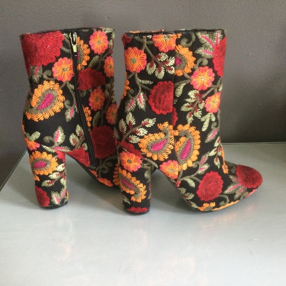 Embroidered Floral JustFab Marguerite Boots - Picture 5 of 6
